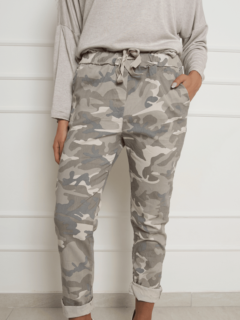 NEW - Pantalon beige avec imprimé militaire
