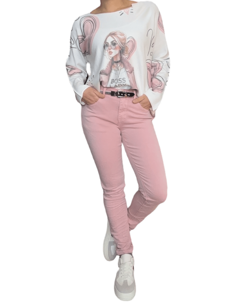 Chandail femme à manche longue avec imprimé de femme avec pantalon rose et sneakers.