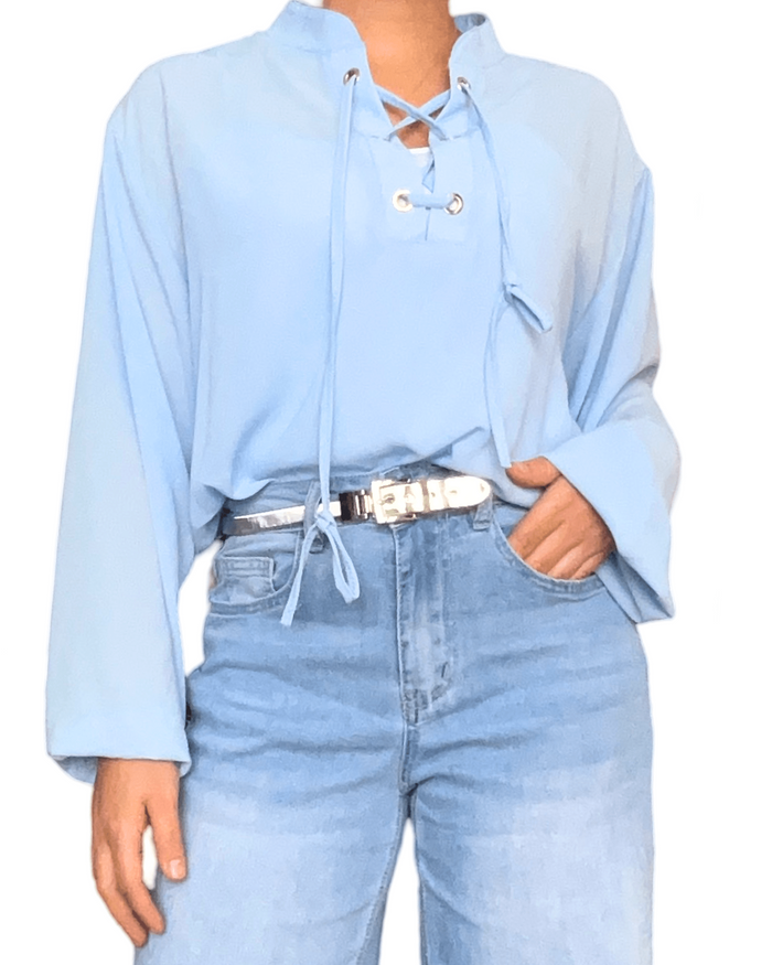 Blouse à lacets bleu ciel pour femme avec ceinture métallisée. 