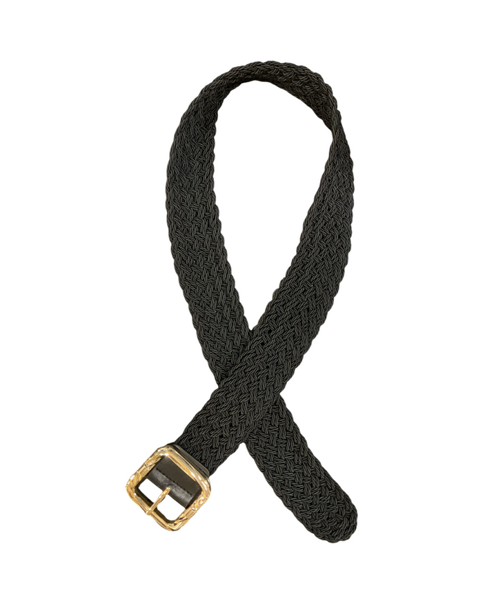 Ceinture noire tressée avec boucle dorée pour femme.