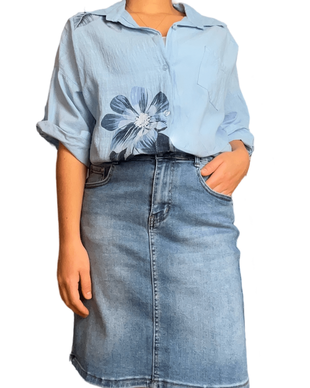 Chemise bleue pour femme avec imprimé de grandes fleurs bleues avec jupe de jeans.