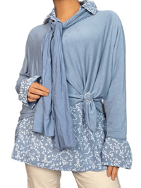 Blouse bleue fleurie avec chandail superposé