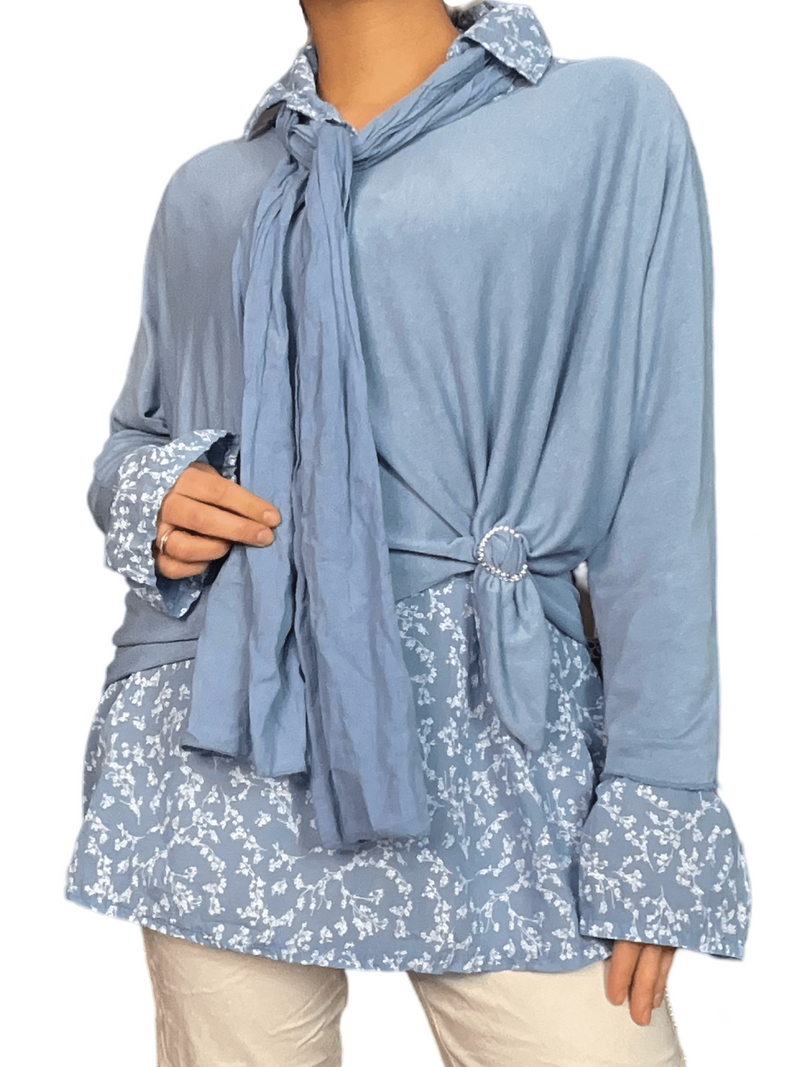 Blouse bleue fleurie avec chandail superposé