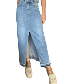 Jupe de jeans fendue sur le devant