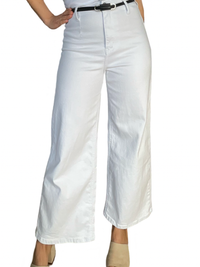 Pantalon évasé blanc avec ceinture noire