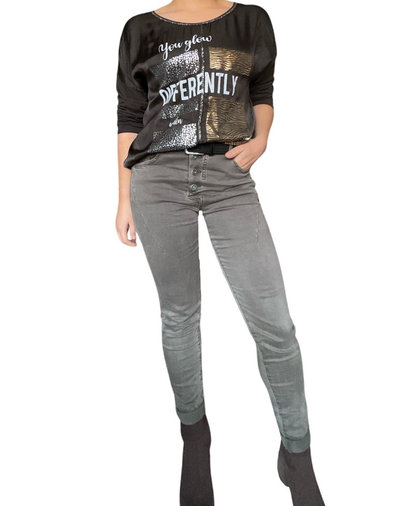 Jeans skinny moka pour femme avec chandail et bottes brunes.