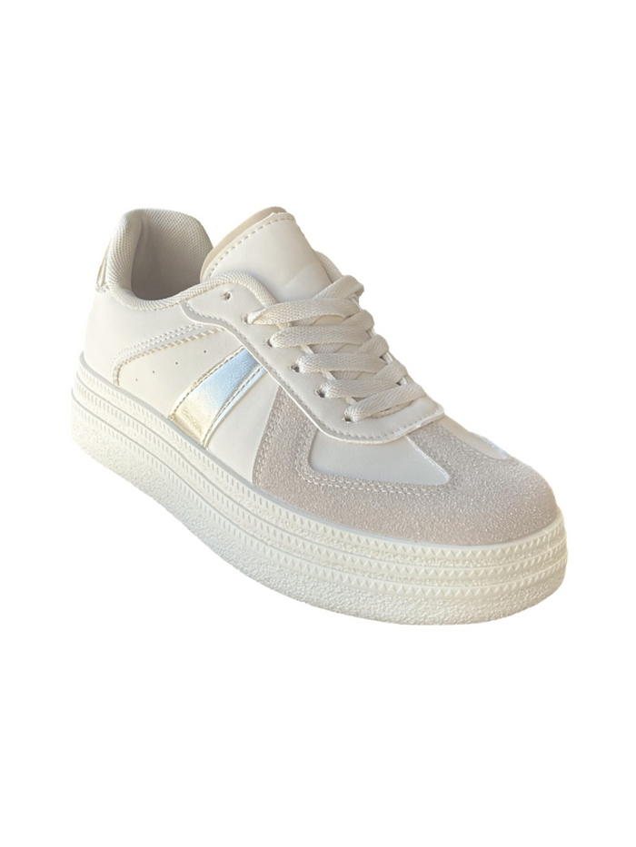 Sneaker blanc cassé à plateforme pour femme.