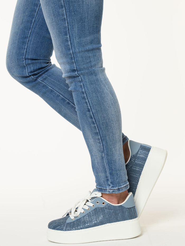 Sneaker bleu en paille à plateforme