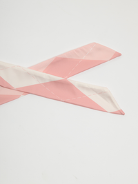 Foulard rose mince en satin à motifs de losanges