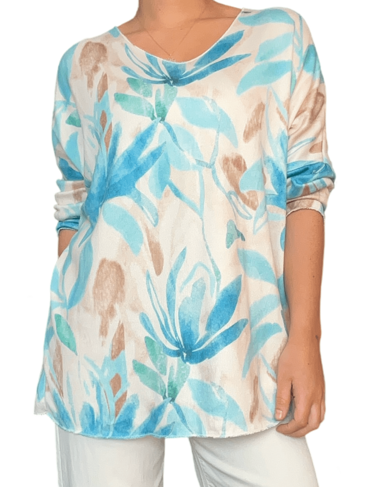 Chandail blanc cassé avec imprimé floral bleu pour femme.
