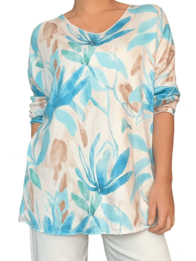 Chandail blanc cassé avec imprimé floral bleu pour femme.