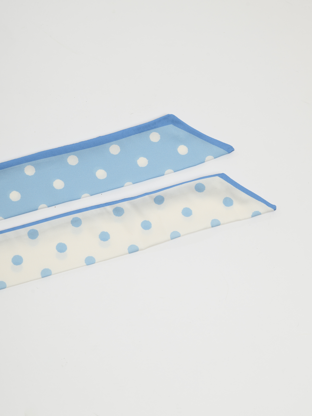 Foulard bleu mince en satin à motifs de pois