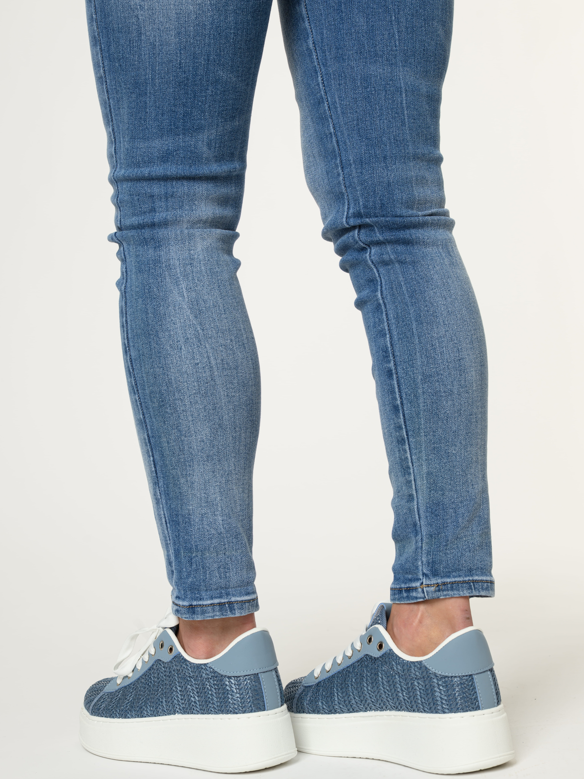 Sneaker bleu en paille à plateforme