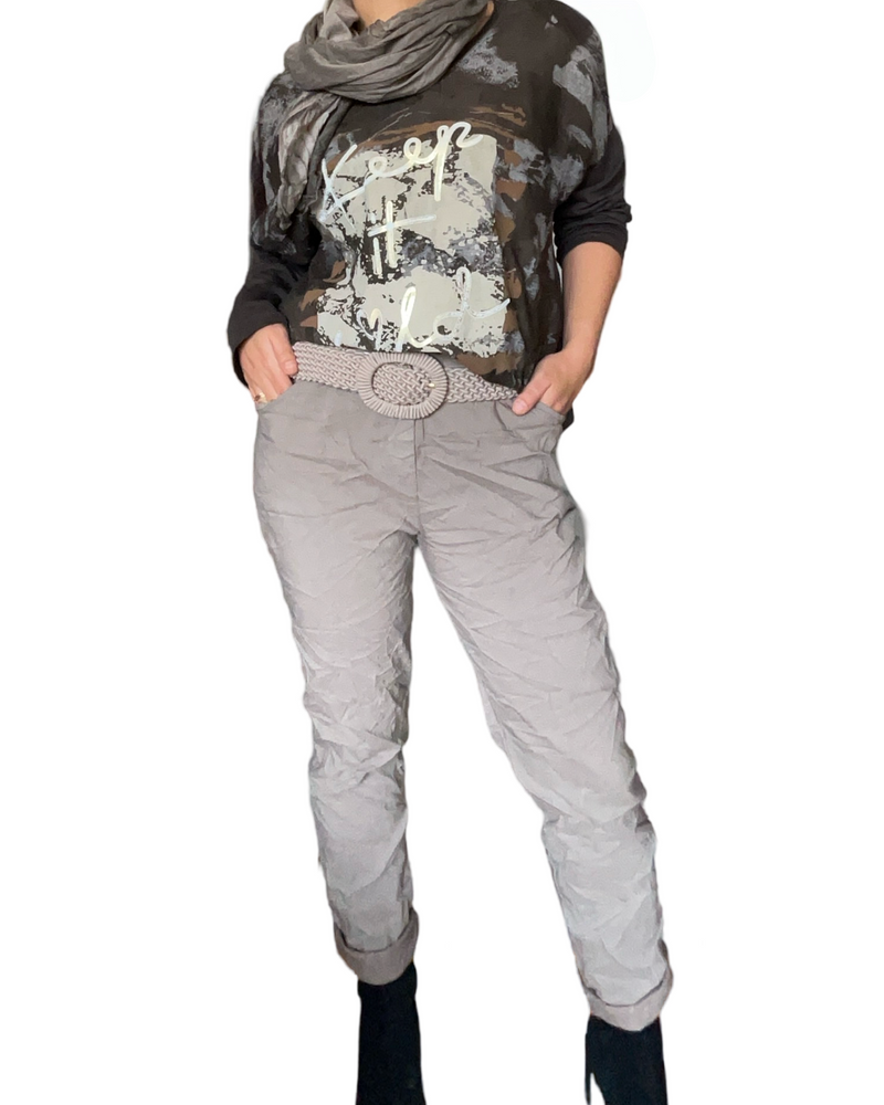 Chandail brun pour femme avec imprimé ''Keep it wild'' avec ceinture et pantalon. 