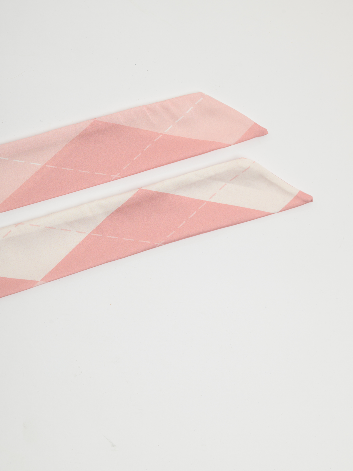 Foulard rose mince en satin à motifs de losanges