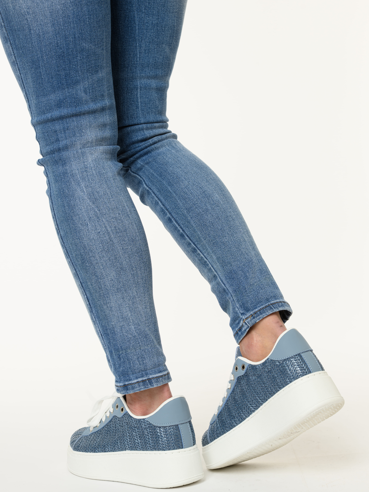 Sneaker bleu en paille à plateforme