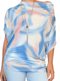 Blouse blanche  à col bateau avec imprimé multicolore pour femme avec collier long.