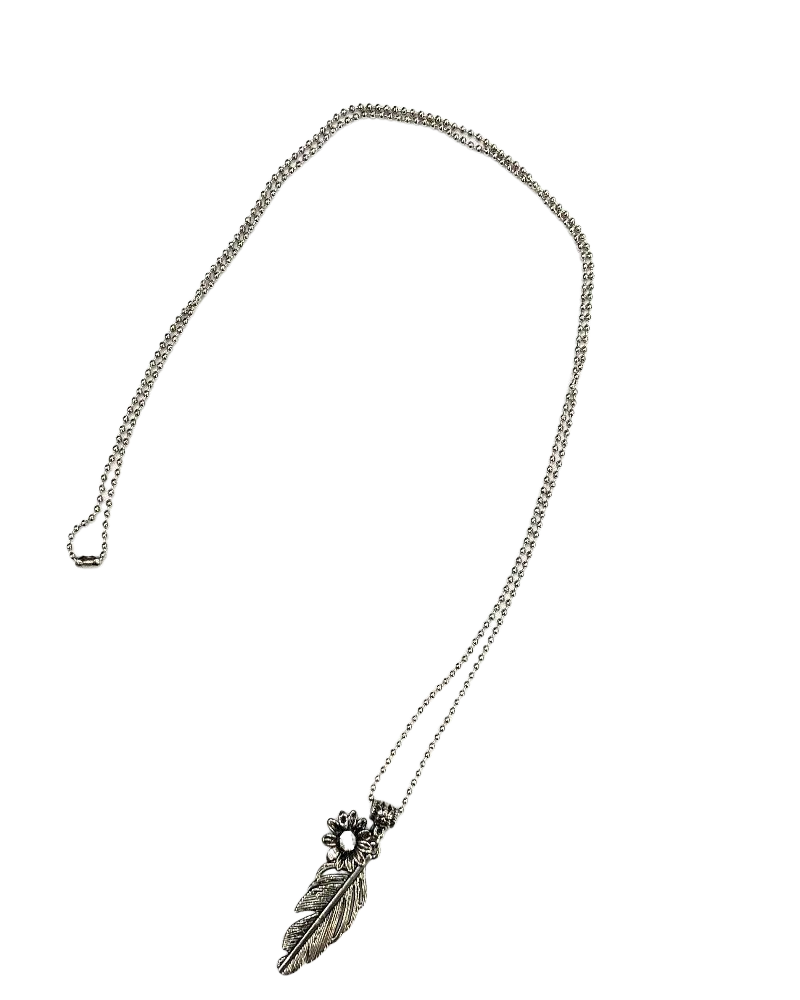 Bijoux, collier femme avec une chaîne argent et pendentif de plume