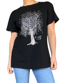 T-shirt noir avec un arbre argent brillant