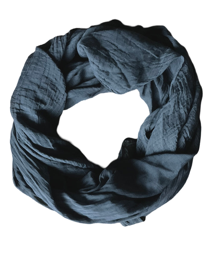 Foulard gris charcoal foncé pour femme.