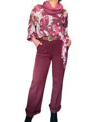 Blouse pour femme avec imprimé de fleurs rouge bourgogne avec ceinture camel.