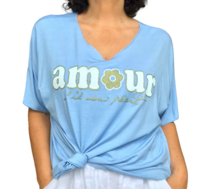 T-shirt femme col en V bleu ciel écrit « amour » en blanc et doré avec noeud.