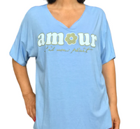 T-shirt femme col en V bleu ciel écrit « amour » en blanc et doré.