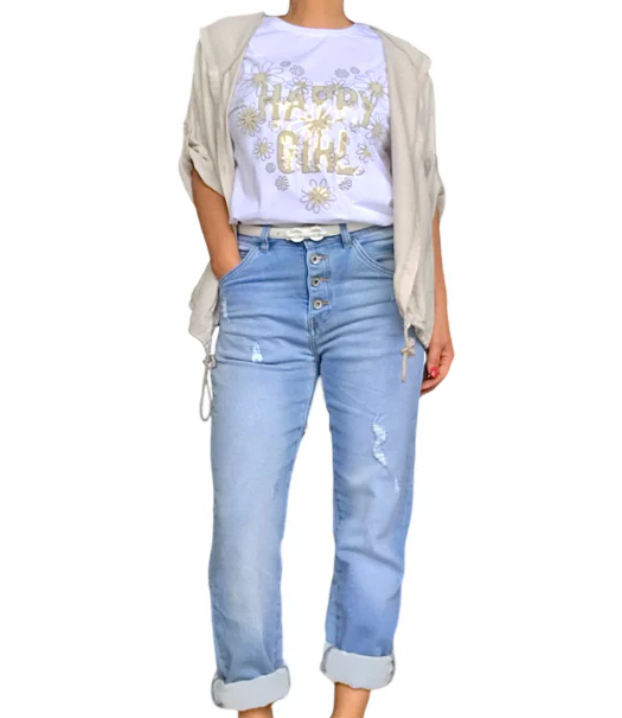 T-shirt blanc col en rond « happy girl » pour femme avec sur chemise et jeans.