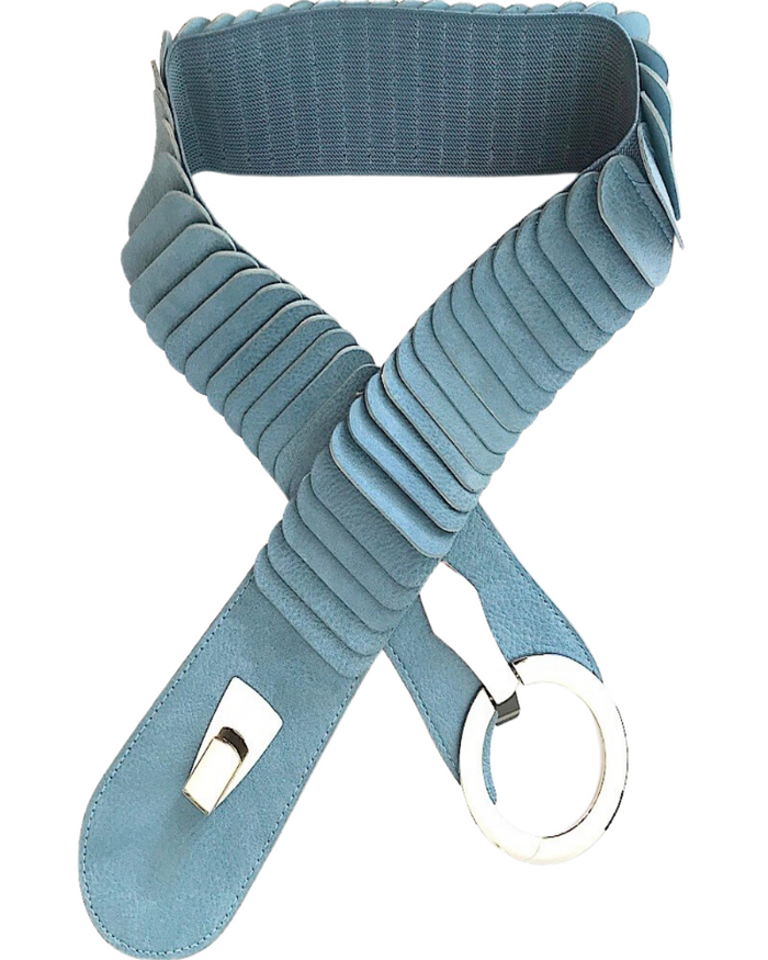 Ceinture bleu ciel élastique à bande large pour femme.