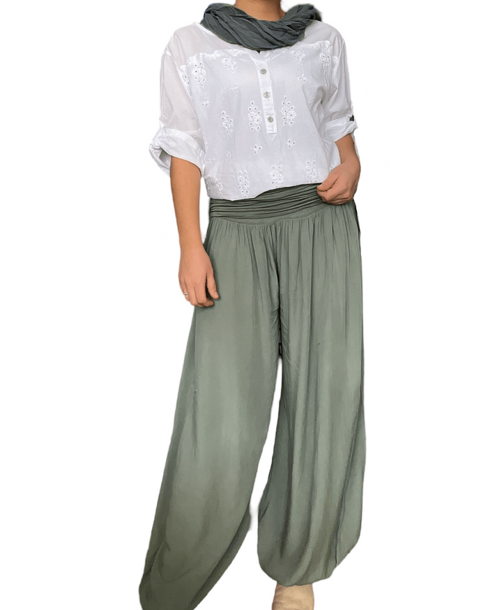 Foulard kaki 100% coton pour femme avec blouse et pantalon.