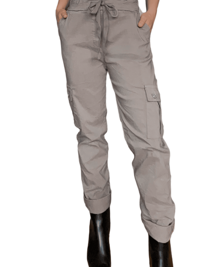 Pantalon moka style cargo pour femme avec bottes.