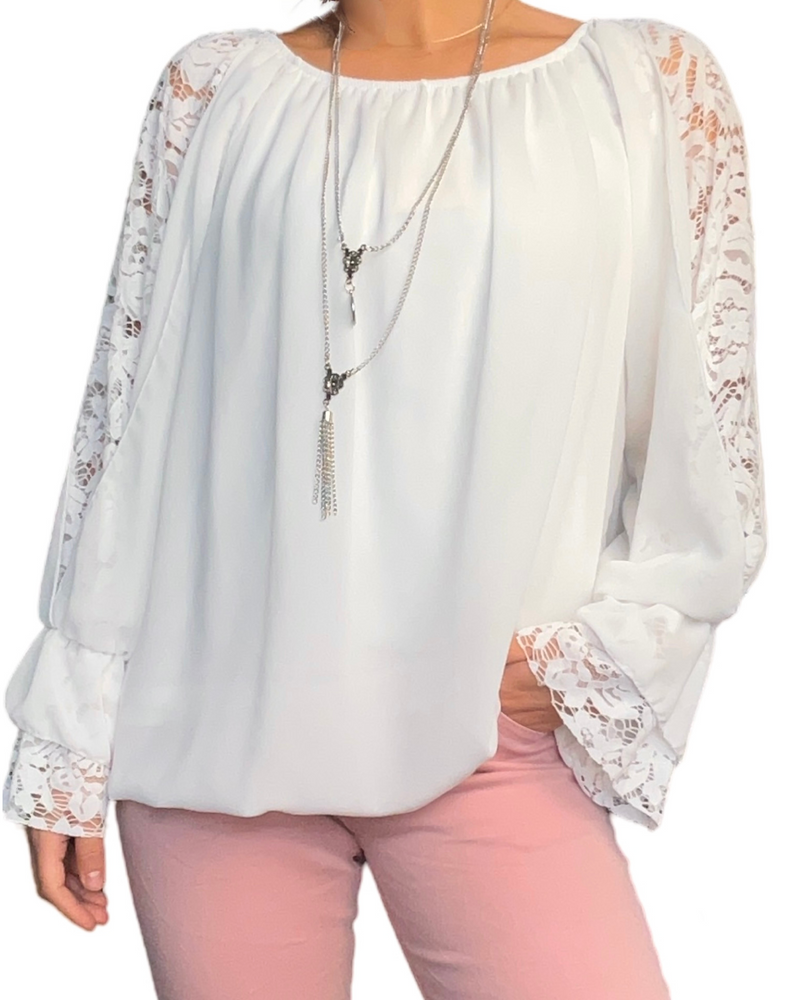 Blouse blanche à manches longues pour femme avec collier long.