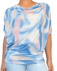 Blouse blanche à col bateau avec imprimé multicolore pour femme.