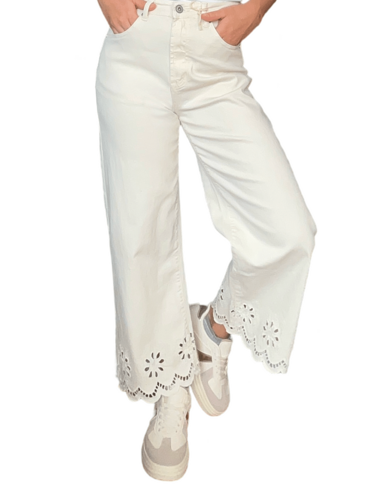 Pantalon blanc droit évasé blanc crème pour femme.