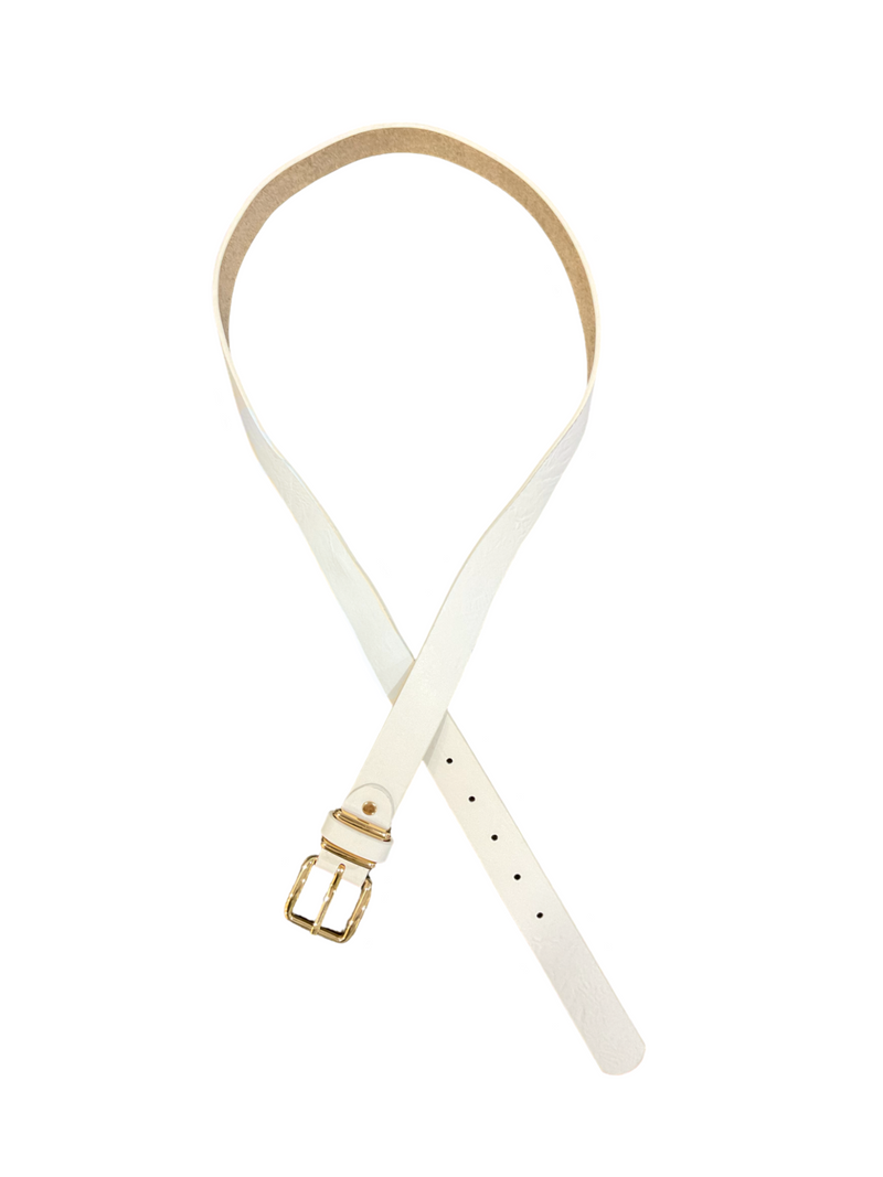 Ceinture blanche avec boucle carrée dorée pour femme.