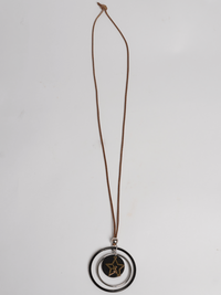 Bijoux | Collier long avec pendentif de pastille noire et étoile