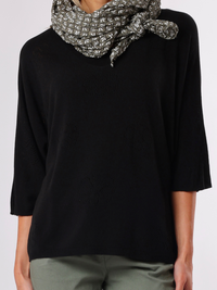 NEW - Chandail noir à motifs floraux