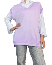 T-shirt lilas sans manches pour femme avec chemise blanche en dessous. 