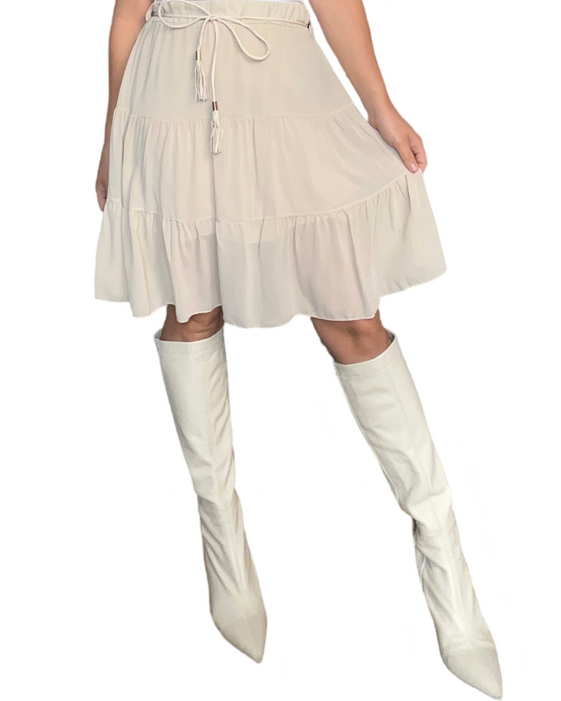 Jupe beige en voile pour femme avec bottes longues.