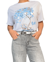 T-shirt blanc avec imprimé d'un arbre pour femme avec ceinture argentée.