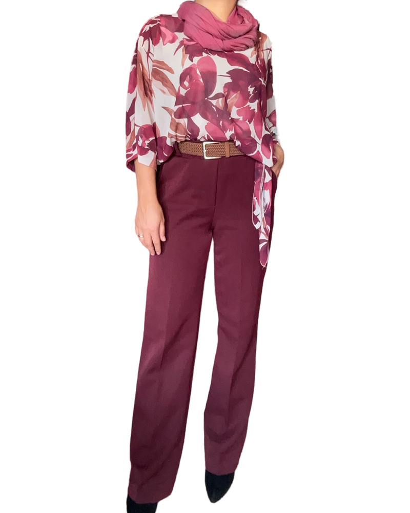 Blouse pour femme avec imprimé de fleurs rouge bourgogne et pantalon. 