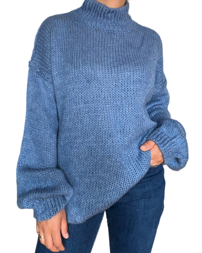 Chandail bleu en tricot à manche longue pour femme.