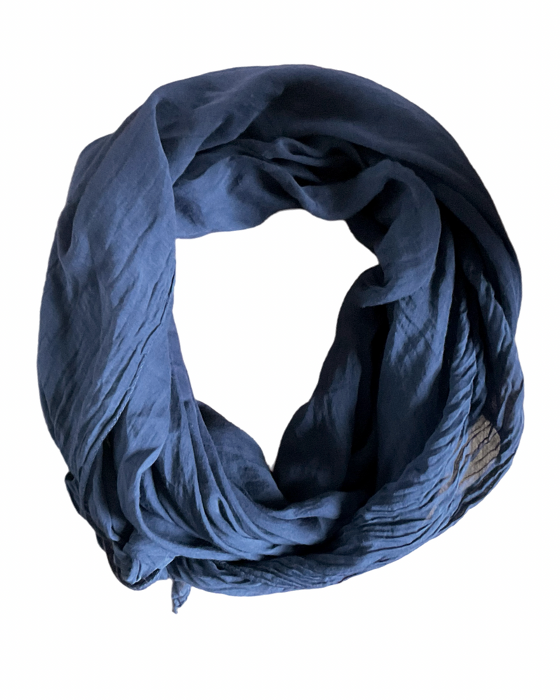 Foulard bleu marin pour femme.