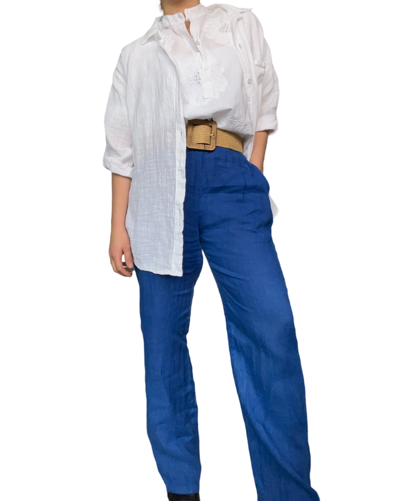 Pantalon droit bleu électrique en lin  pour femme avec ceinture en jute et chemise blanche.