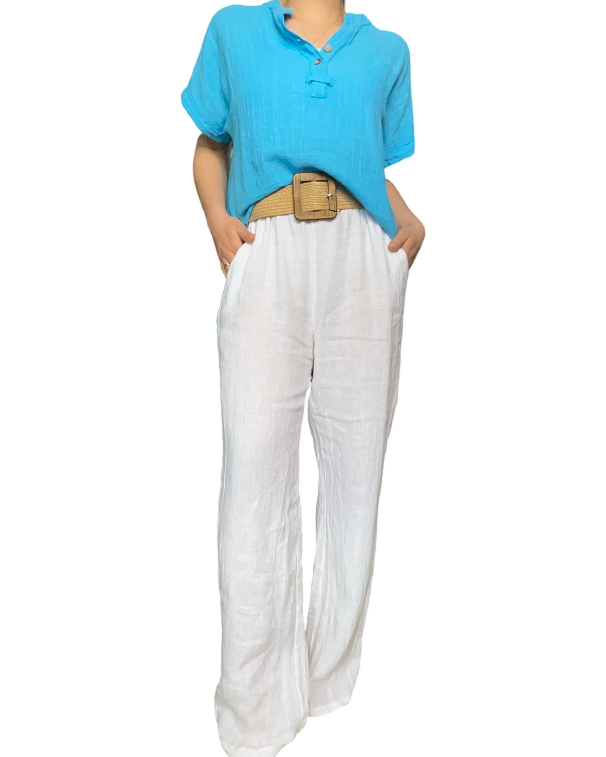 Pantalon femme droit blanc en lin à taille élastique avec cordon avec blouse et ceinture.