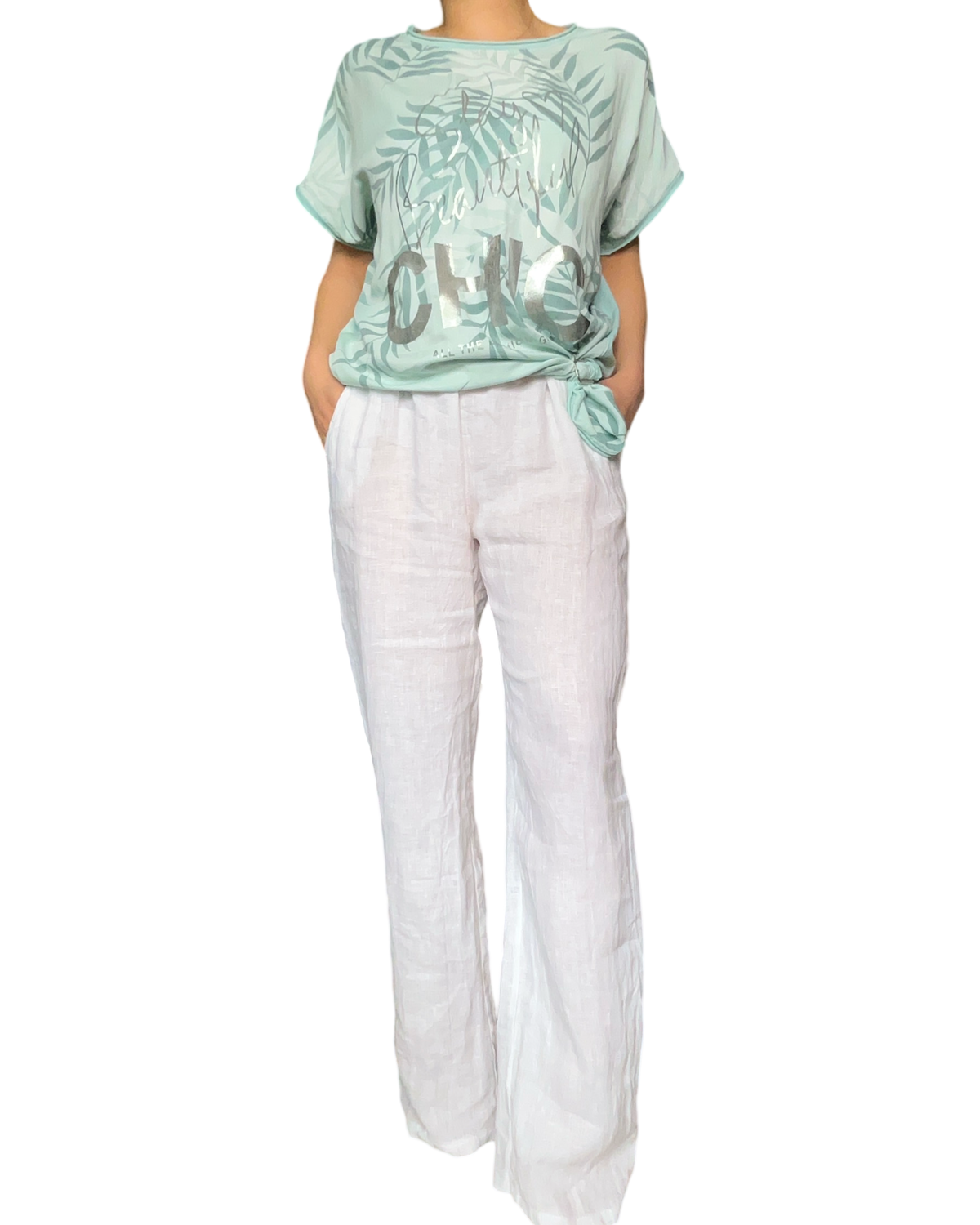 Pantalon femme droit blanc en lin à taille élastique avec cordon avec boucle d'ajustement et t-shirt.