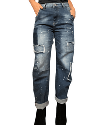 Jeans boyfriend avec patchwork pour femme avec bottillons noirs.