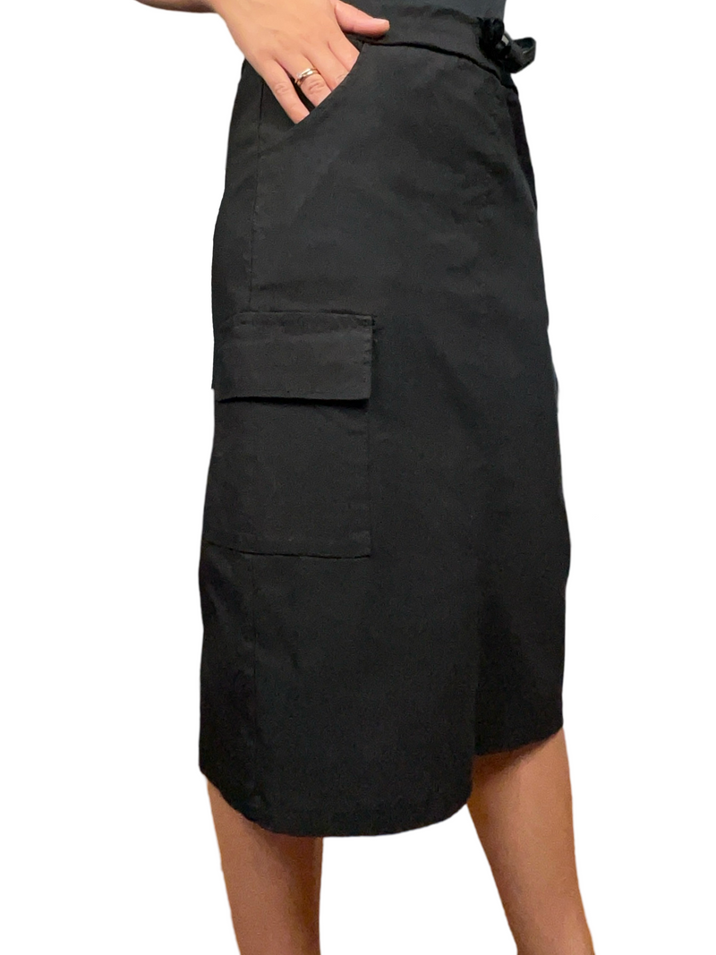 Jupe longue noire cargo pour femme.