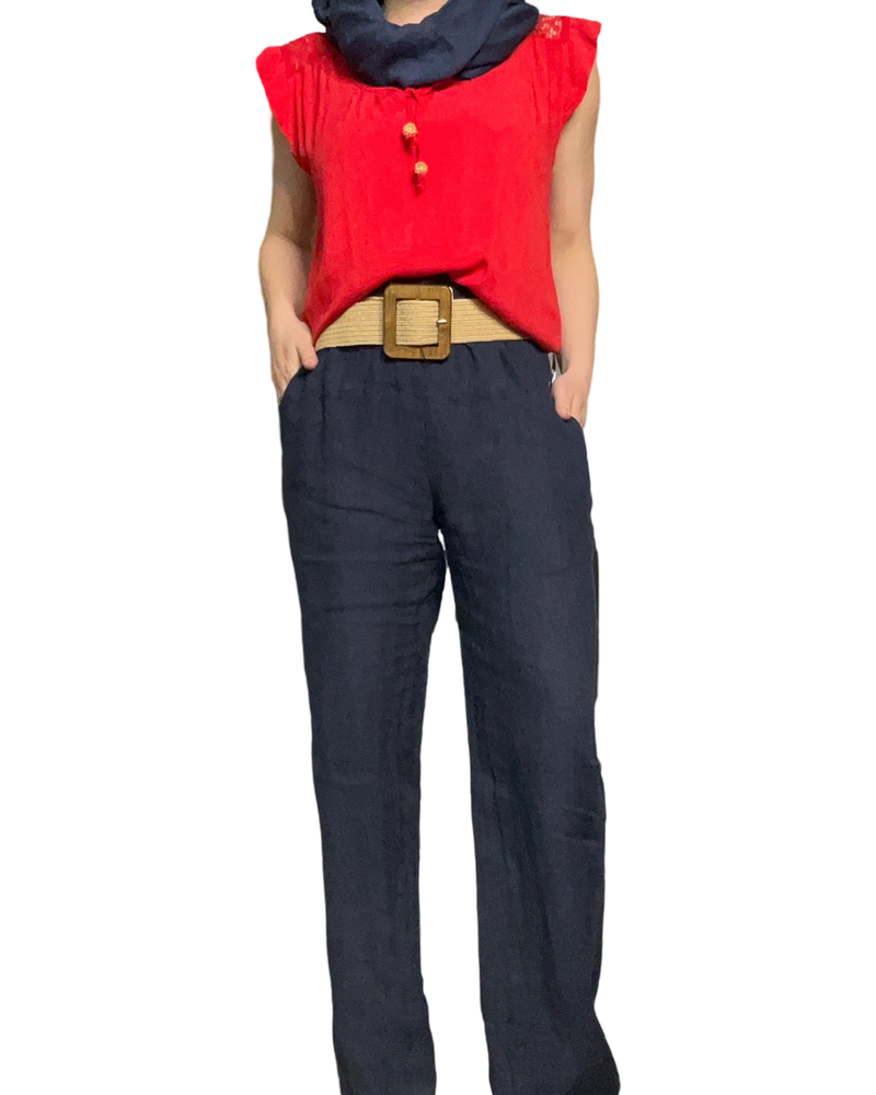 Pantalon femme droit bleu marin en lin à taille élastique avec cordon avec blouse rouge.