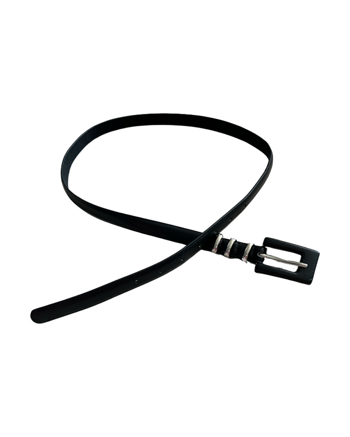 Ceinture mince noire avec boucle carrée pour femme.